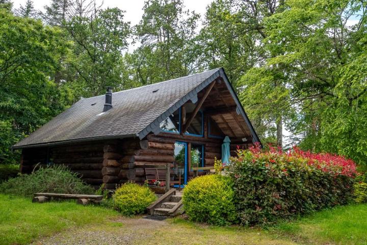 Libérez-vous du quotidien stressant de la ville et laissez-vous envoûter par le charme rustique de nos chalets.